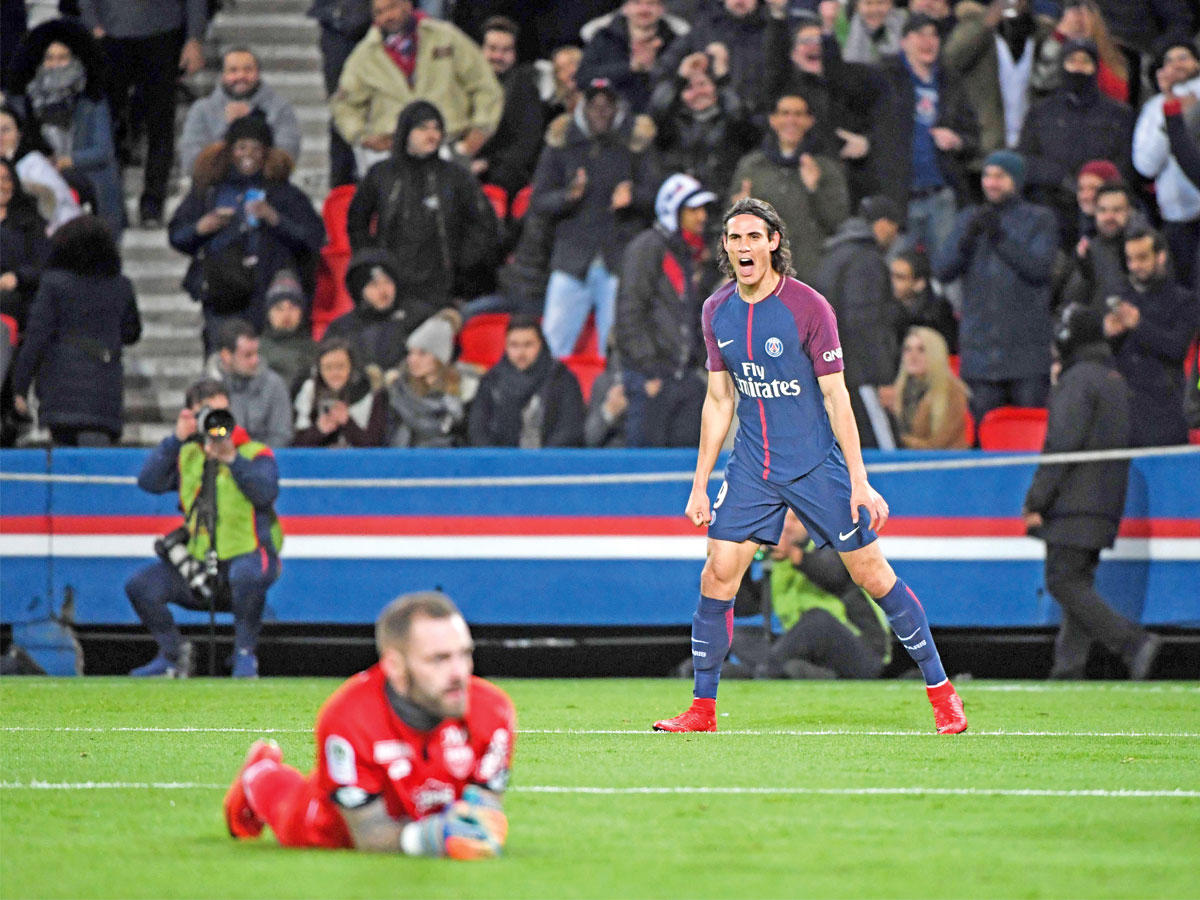 كافاني نجم باريس سان جرمان يحتفل بأحد أهدافه