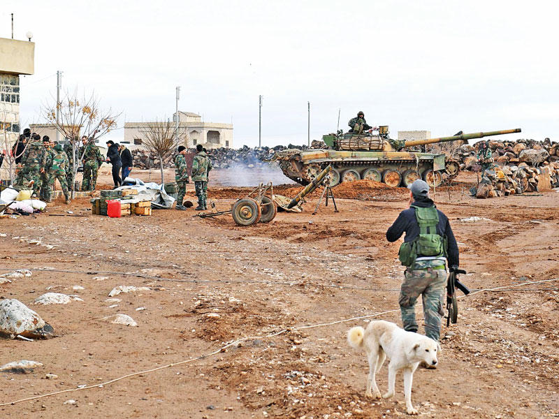 تجمع لقوات النظام في قرية عبيد جنوب حلب أمس (أ ف ب)