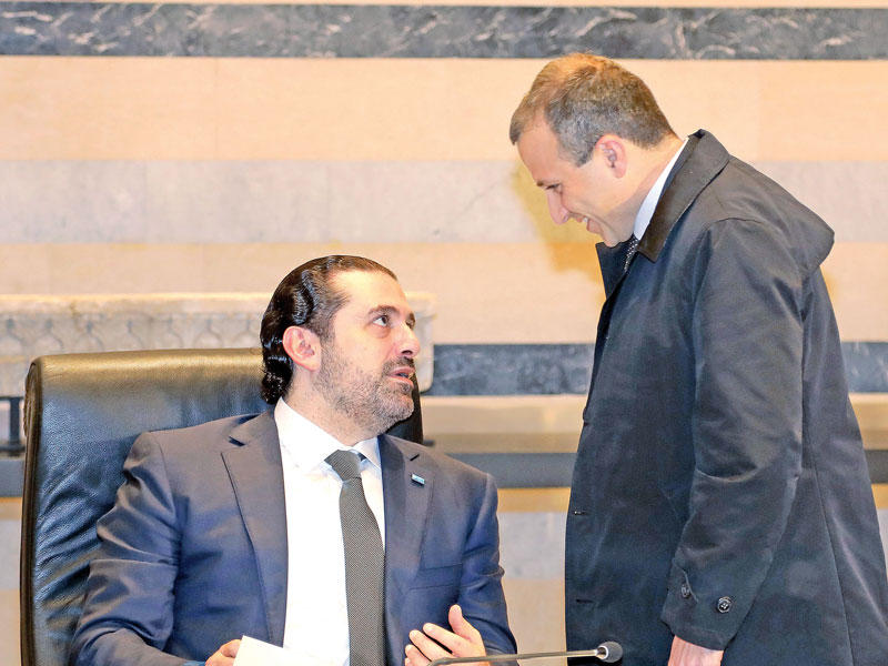 محادثة بين الحريري وباسيل على هامش اجتماع مجلس الوزراء أمس (دالاتي ونهرا)