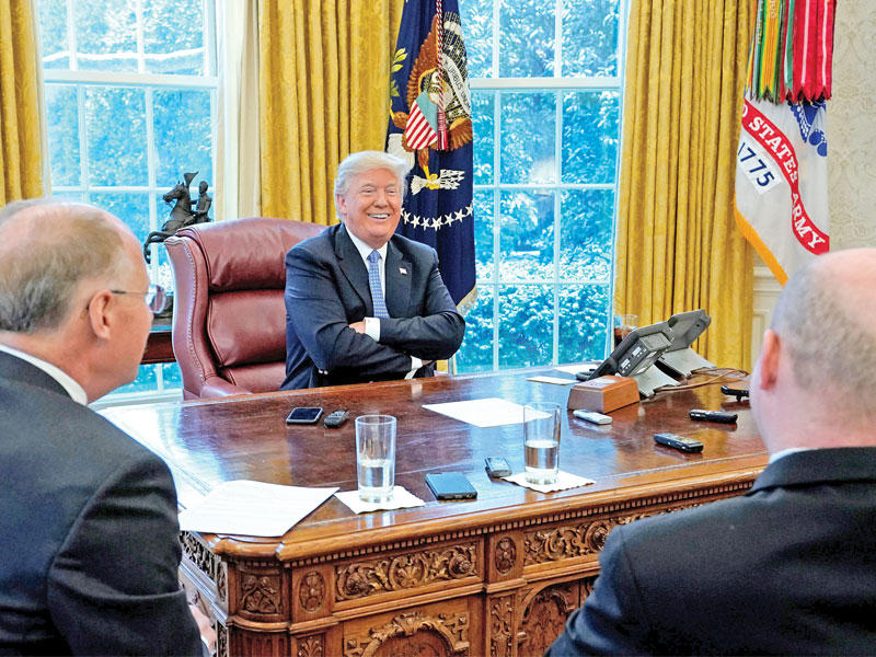 ترامب خلال مقابلته مع وكالة «رويترز» في مكتبه البيضاوي أمس الأول (رويترز)