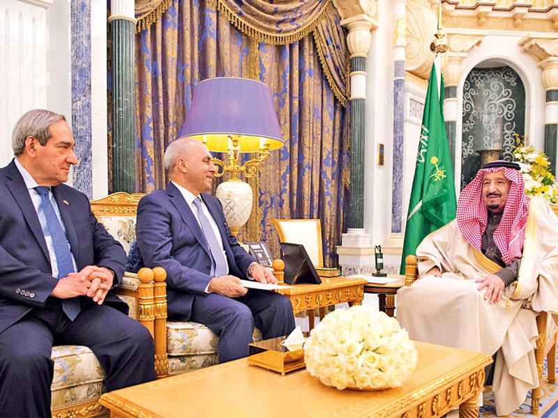 الملك سلمان مستقبلاً وزير التجارة العراقي في الرياض أمس (واس)