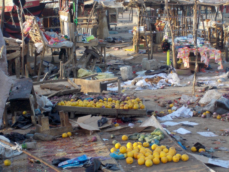 الفواكه والأكشاك المتناثرة في مرآب بعد تفجير اثنين من الانتحاريين القنابل