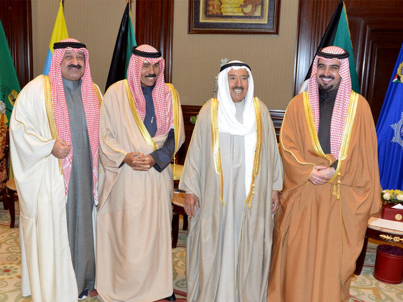  سمو أمير البلاد الشيخ صباح الأحمد الجابر الصباح وبحضور سمو ولي العهد الشيخ نواف الأحمد الجابر الصباح يستقبل وزير التجارة والصناعة وكبار المسؤولين بالهيئة العامة للرياضة