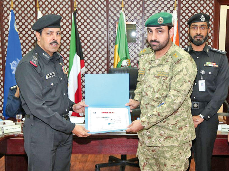 تكريم أحد المشاركين في البرنامج