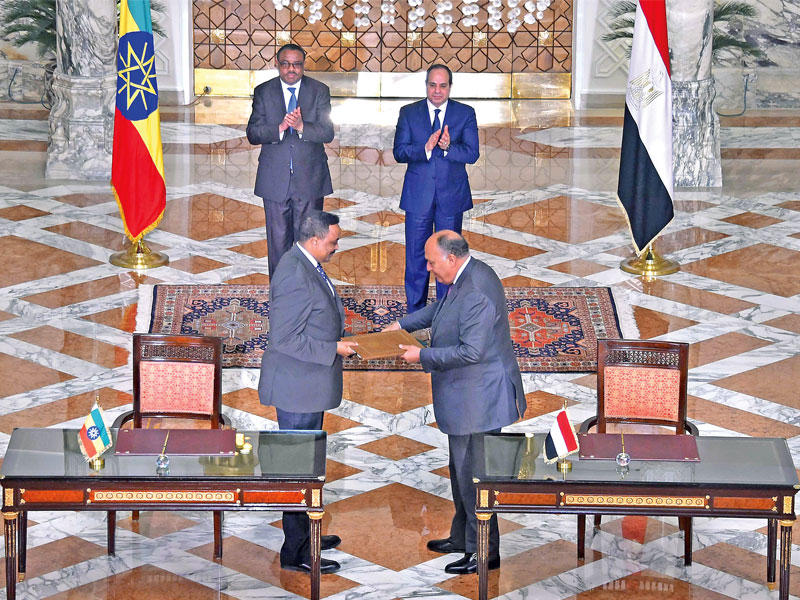 شكري ونظيره الإثيوبي يوقعان مذكرات تفاهم بحضور السيسي ورئيس الحكومة الإثيوبية في القاهرة أمس  (أ ف ب)