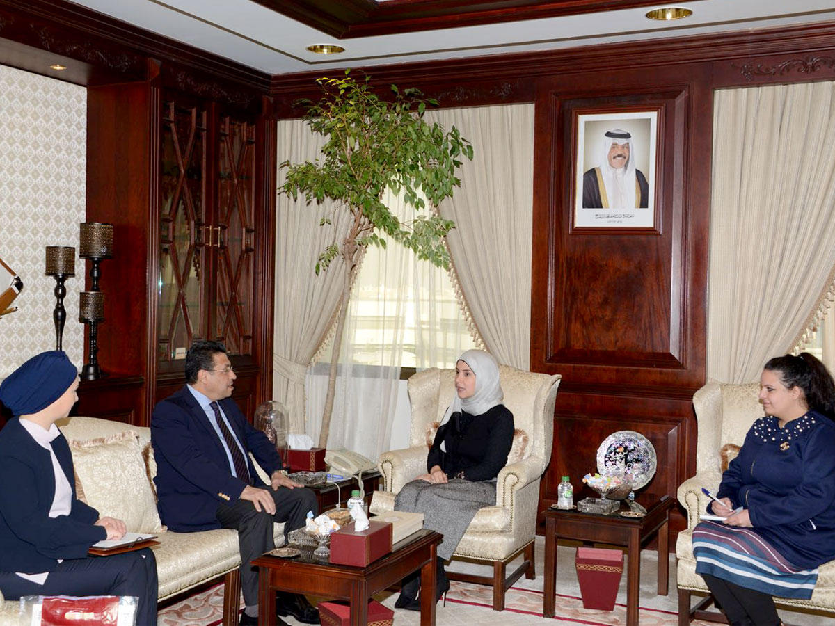 بوشهري خلال استقبالها السفير المصري أمس