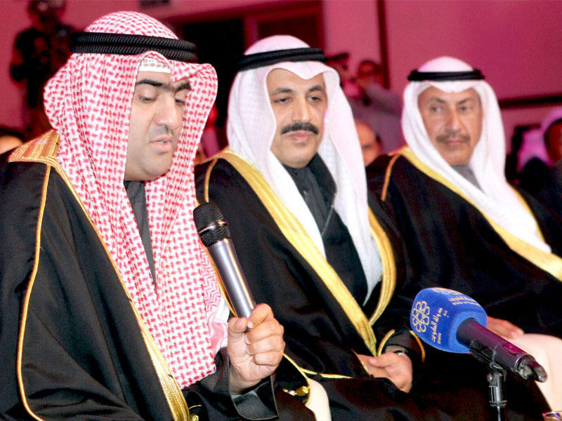 العتيبي إلى جانب الروضان خلال افتتاح البطولة