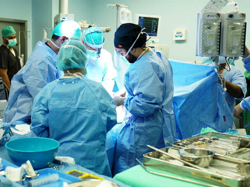 جانب من إجراء أول عملية لزراعة الكبد في الكويت