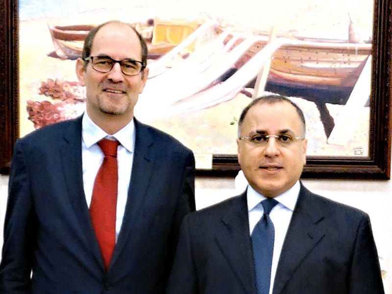 مدير العلاقات الخارجية للصندوق العالمي كريستوف بين مع السفير جمال الغنيم