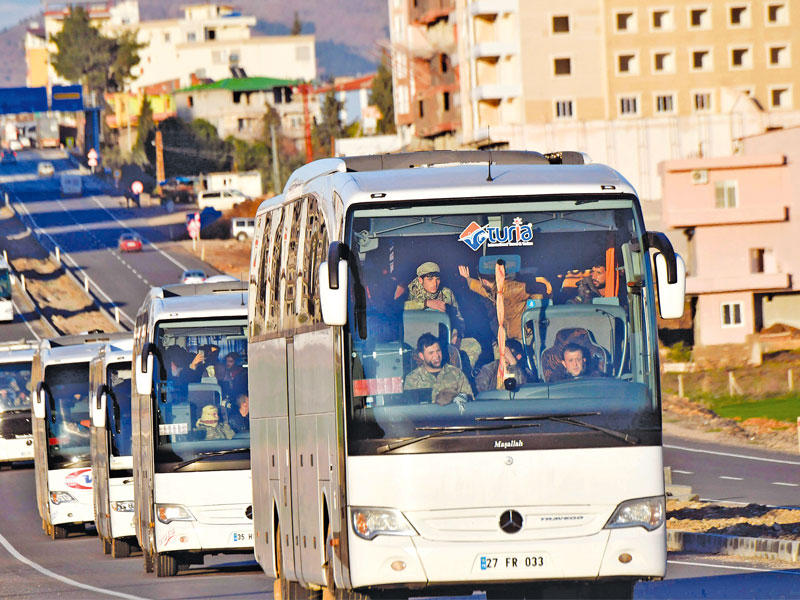 قافلة عسكرية تنقل مقاتلين سوريين تدعمهم أنقرة من ولاية هطاي إلى الحدود أمس (أ ف ب)