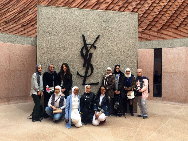 وفد طالبات «كن من المتفوقين» أمام متحف إيف سان لوران