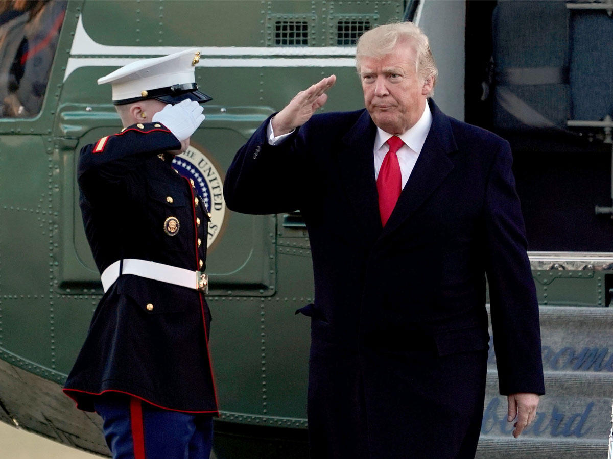 ترامب يؤدي التحية بعد هبوط المروحية الرئاسية في حديقة البيت الأبيض أمس الأول (رويترز)