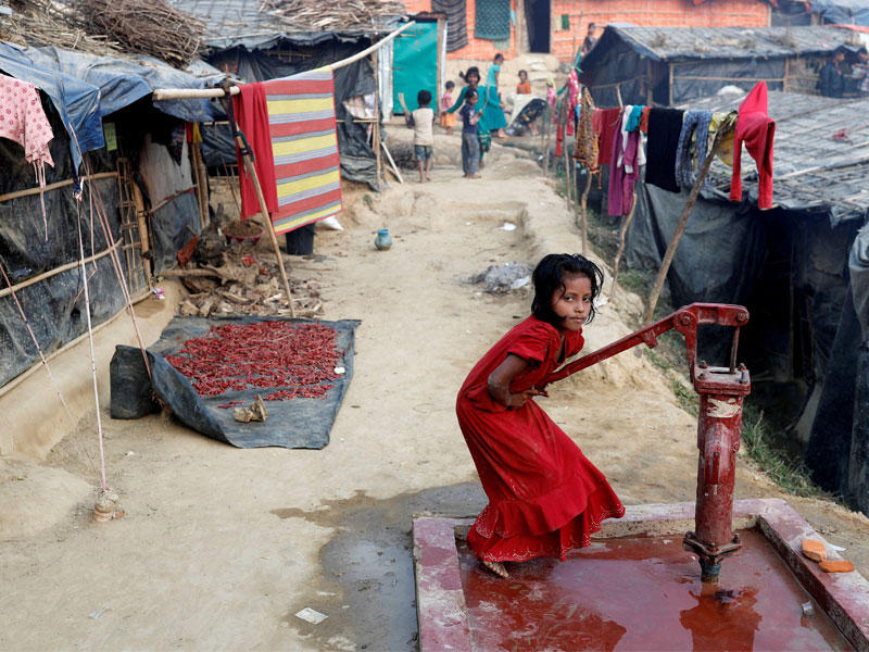 فتاة روهينغيا اللاجئة تلعب في أنبوب جيدا في مخيم بالونغ بنغلاديش