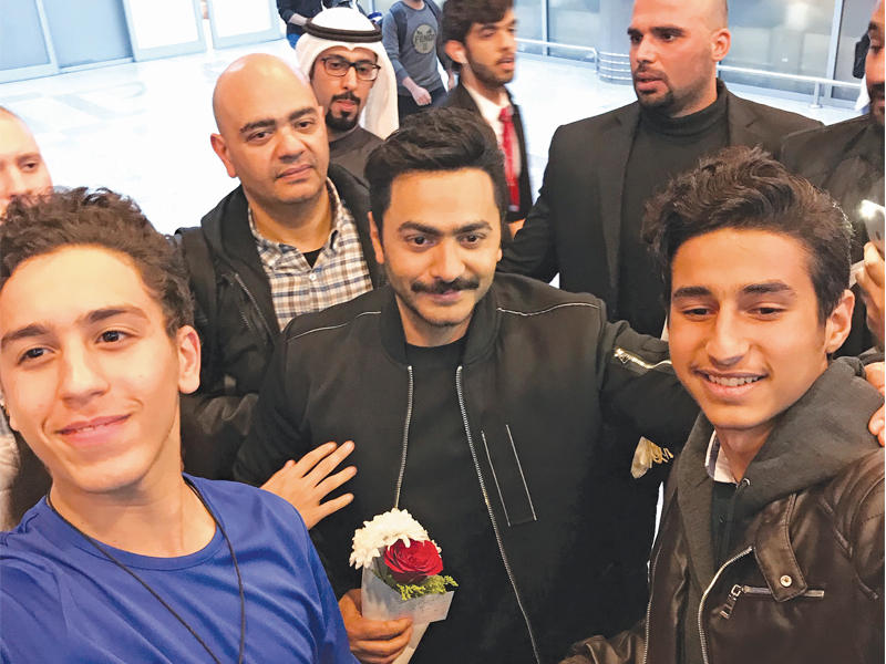 تامر حسني محاطاً بمعجبيه