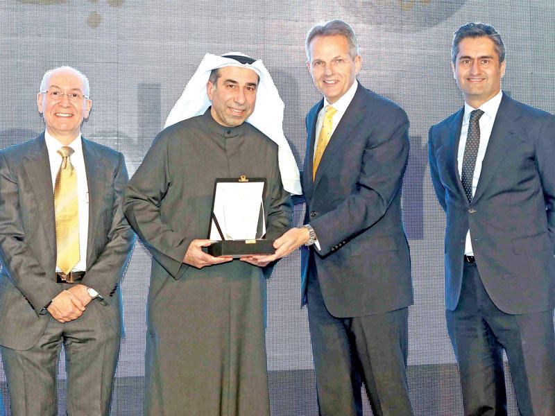 قيادات تنفيذية بالبنك يكرمون عبدالله جراح أحد قدامى الموظفين