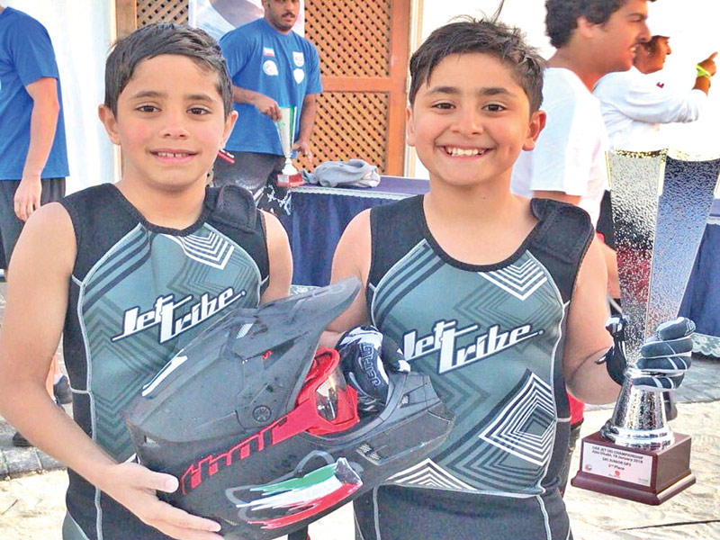 شاهين رمضان يحمل كأس المركز الثاني