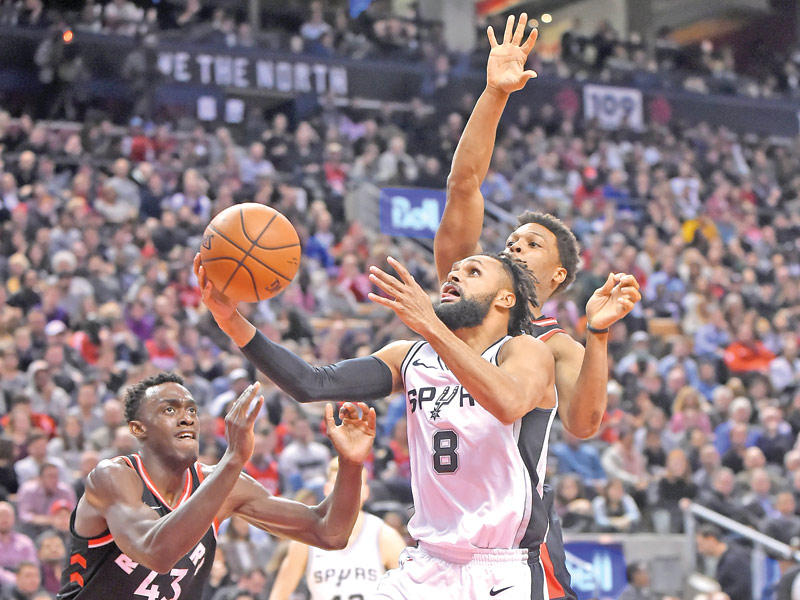 جانب من لقاء سبيرز وتورنتو