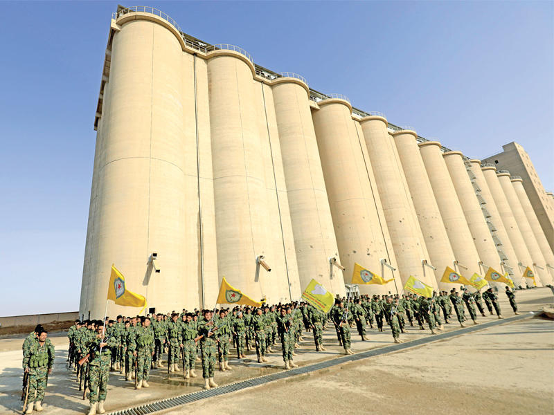 مقاتلون أكراد خلال تخرجهم من دورة للتحالف الدولي  شمال الحسكة (أ ف ب)