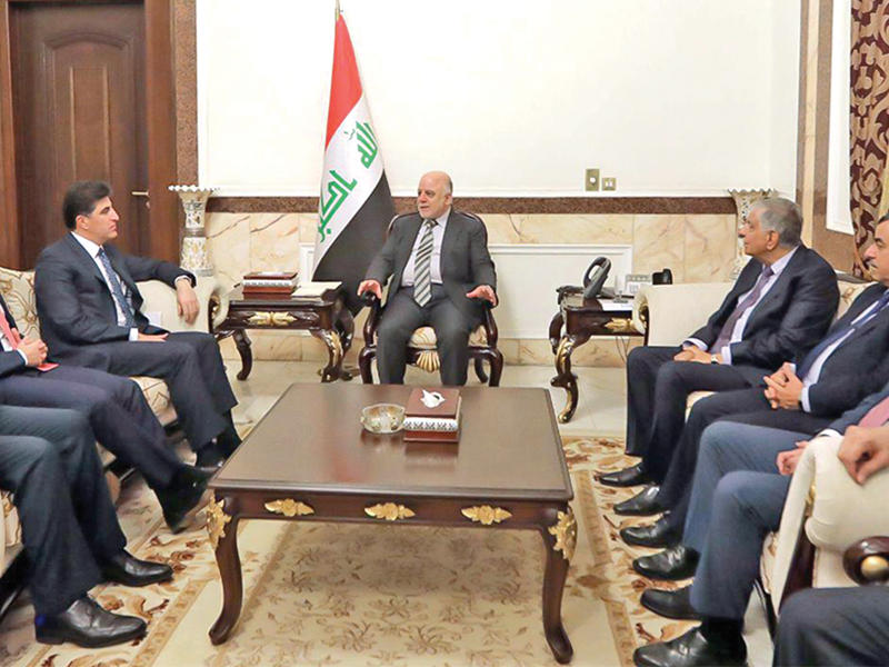 العبادي مجتمعاً برئيس حكومة إقليم كردستان العراق في بغداد أمسt(أ ف ب)