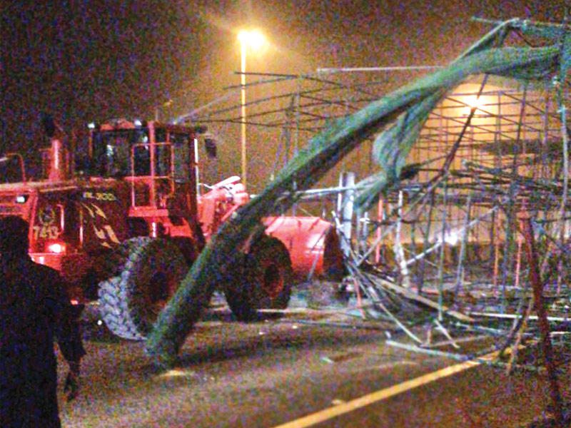 آليات «الإطفاء» تتعامل مع حطام السقالة