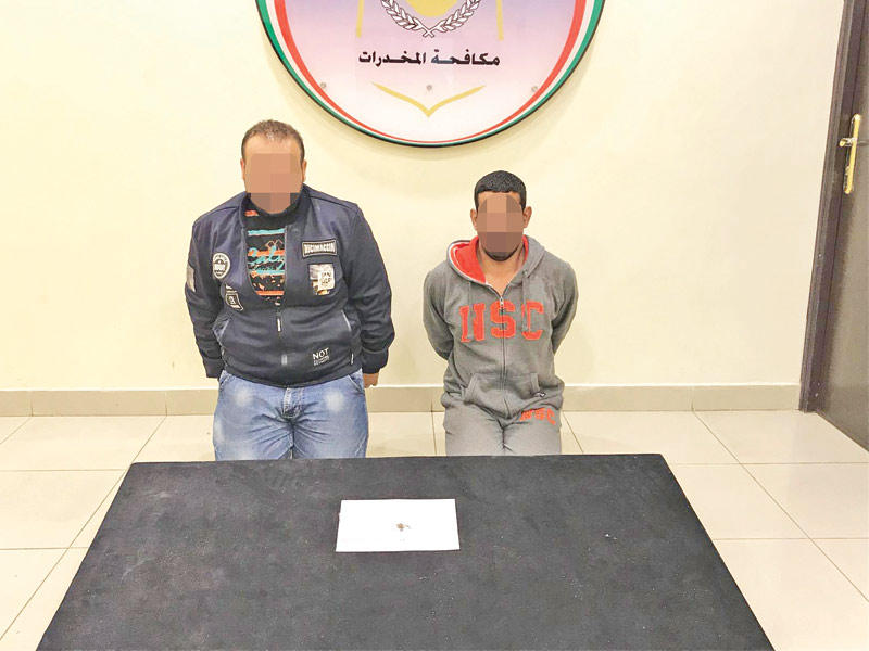 المتهمان بعد ضبطهما