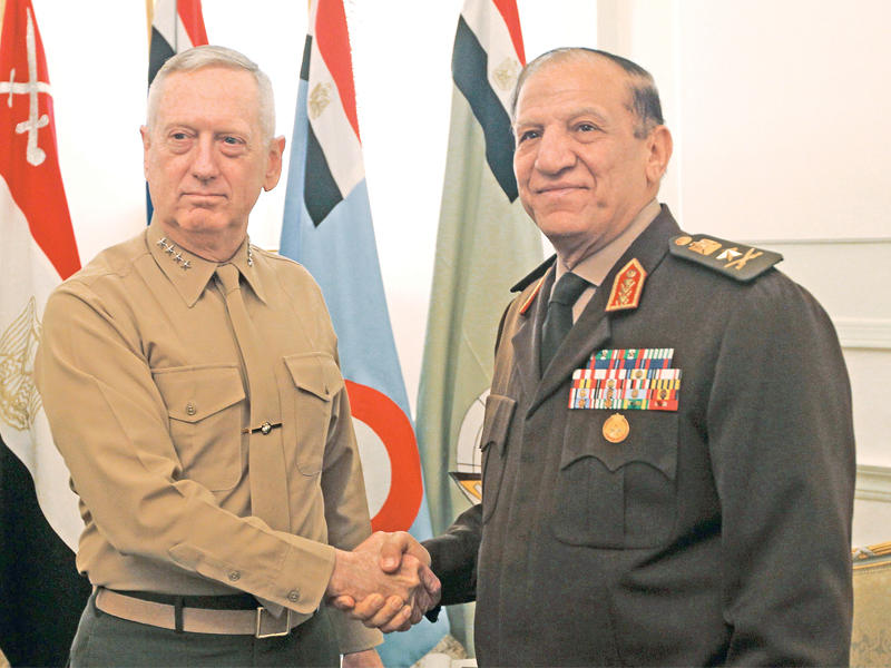 عنان في صورة أرشيفية مع وزير الدفاع الأميركي جيمس ماتيس في 2011