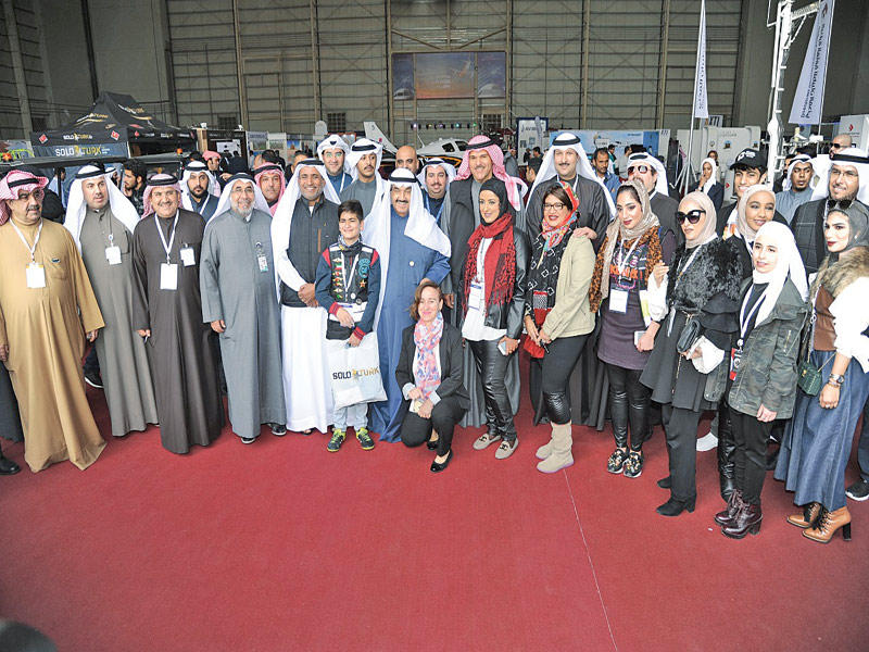 ناصر المحمد مع عدد من منظمي معرض الطيران ورواده