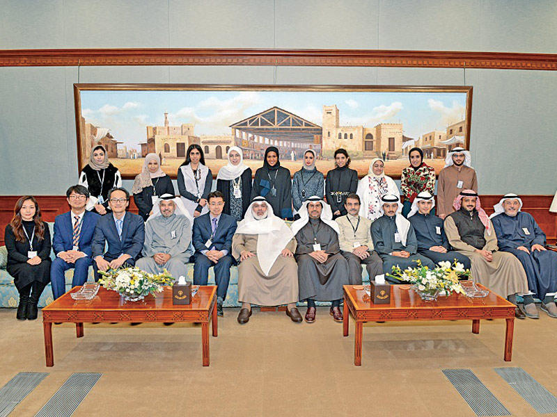 رئيس «المحاسبة» بالإنابة عادل الصرعاوي متوسطاً المشاركين في الحلقة النقاشية