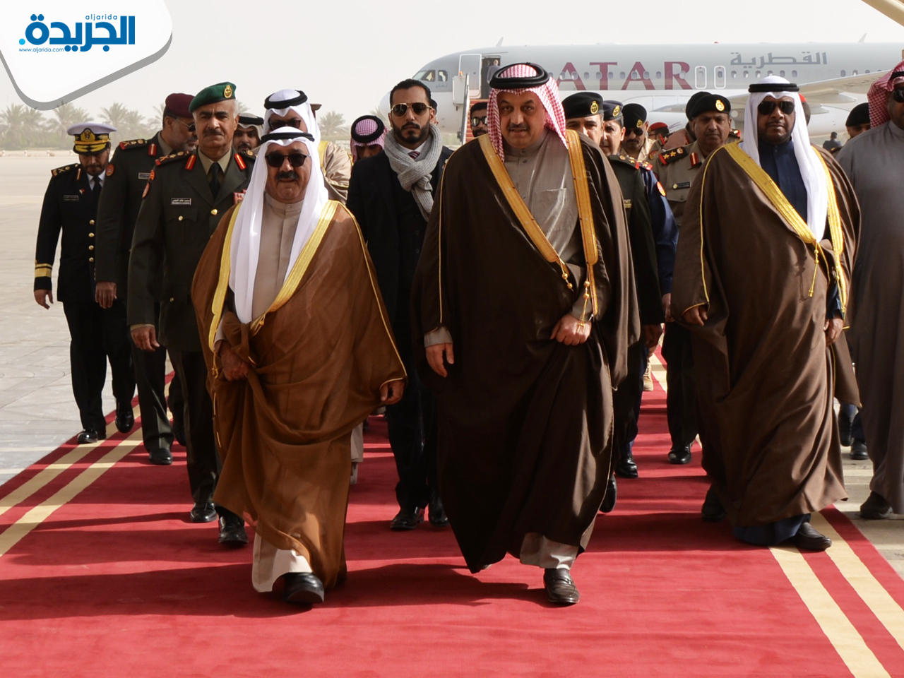 ناصر الصباح في استقبال العطية على أرض المطار لدى وصوله إلى البلاد
