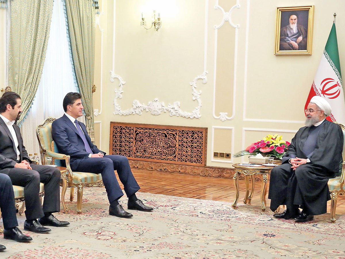 روحاني خلال استقباله البارزاني والوفد المرافق له في طهران أمس (أ ف ب)