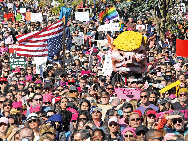 تظاهرة مناهضة لترامب في لوس أنجلس أمس الأول (أ ف ب)