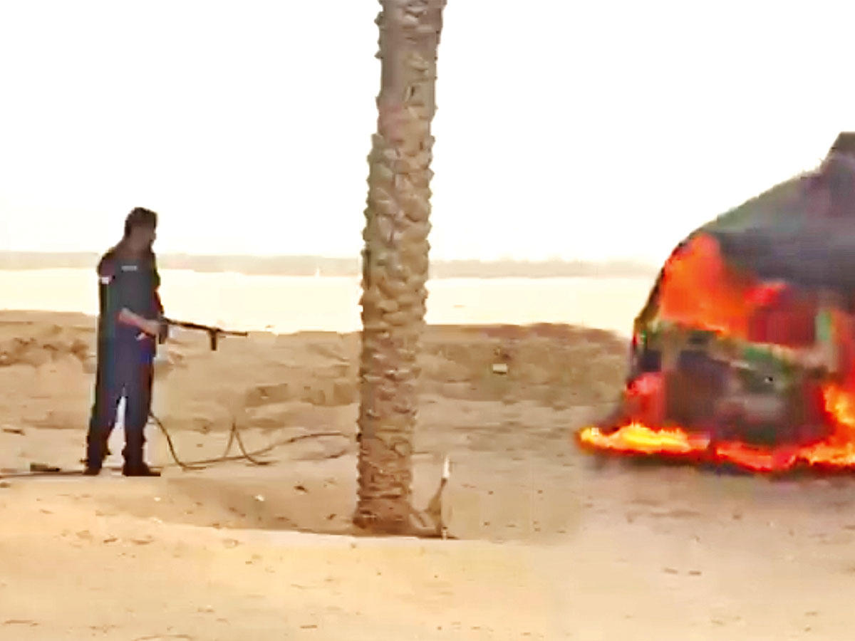 صورة من مقطع فيديو لاحتراق سيارة ومحاولة رجل الإطفاء إخمادها بآلية إطفاء معطلة