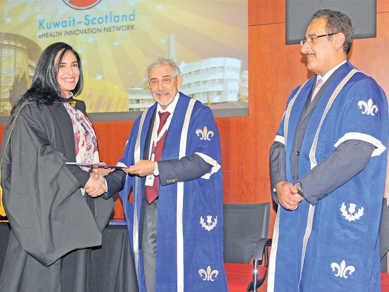 الساير مكرماً إحدى الخريجات وبدا د. قيس الدويري