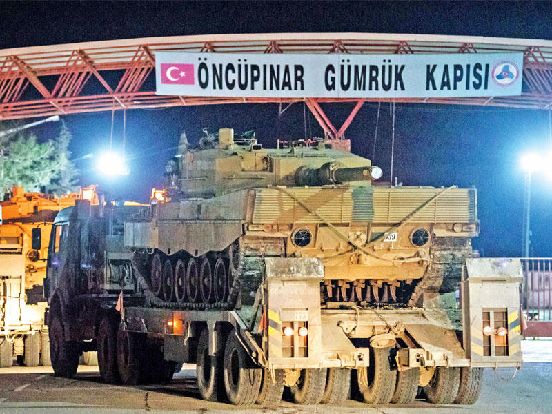 دبابة تركية محمولة تتجه إلى الحدود السورية مساء أمس الأولt(رويترز)