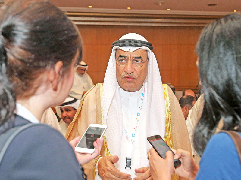 الرشيدي متحدثاً إلى الصحافيين على هامش الاجتماع