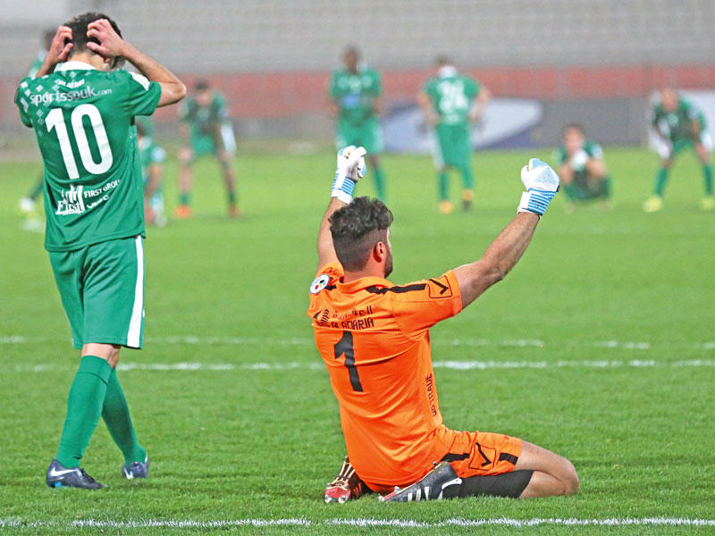 حارس مرمى القادسية مبارك الحربي يحتفل ومقصيد يتحسر