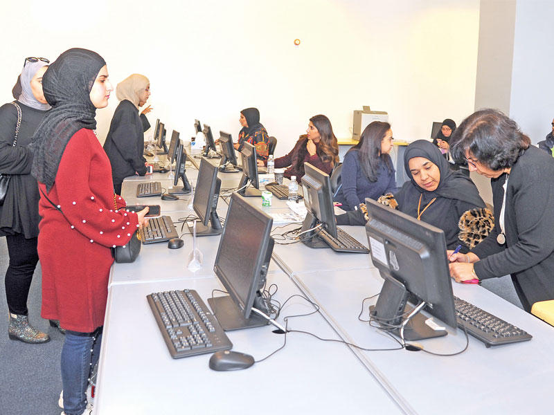 جانب من عمليات استكمال الجداول الدراسية (تصوير عبدالله الخلف)