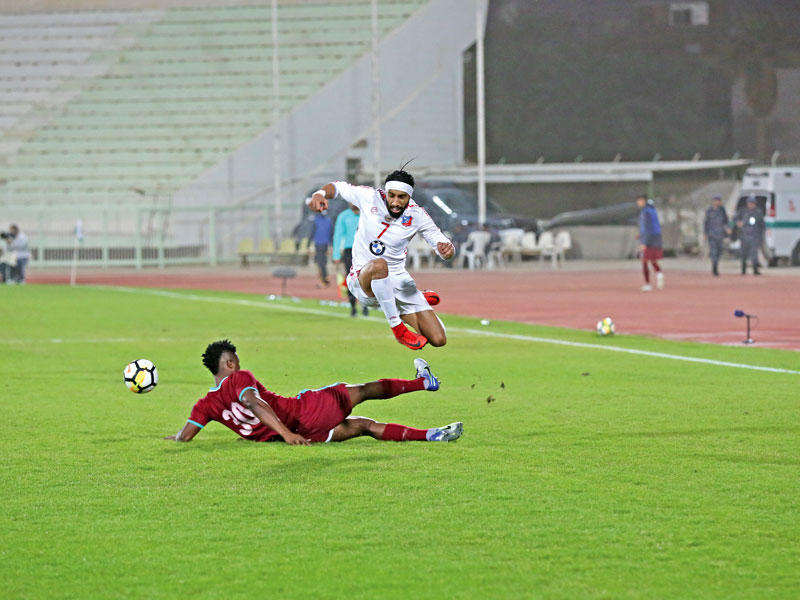 فهد العنزي يحاول تفادي عرقلة الدفاع