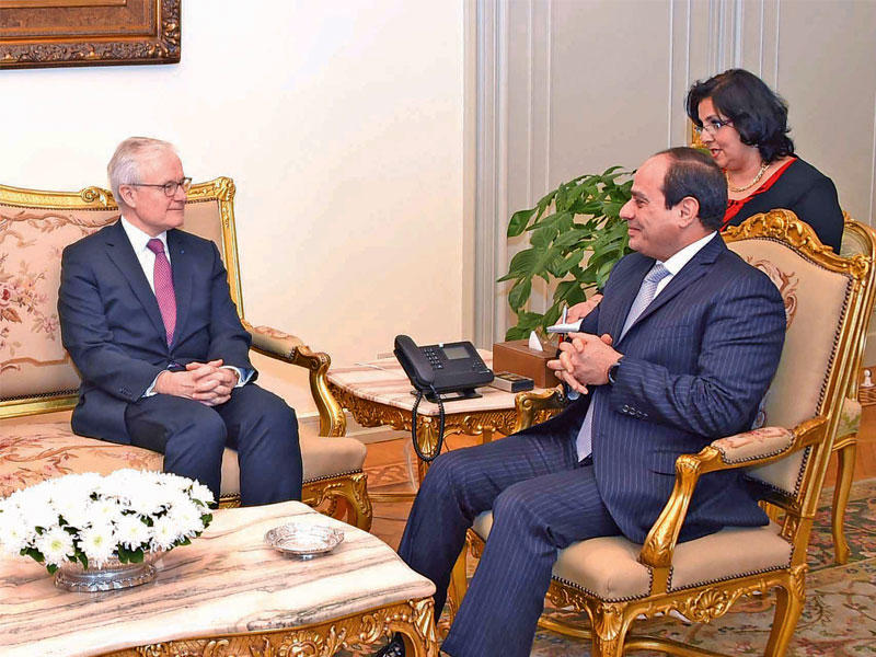 الرئيس السيسي مستقبلاً رئيس جهاز الاستخبارات الخارجية الفرنسي برنارد إيمييه في القاهرة أمس