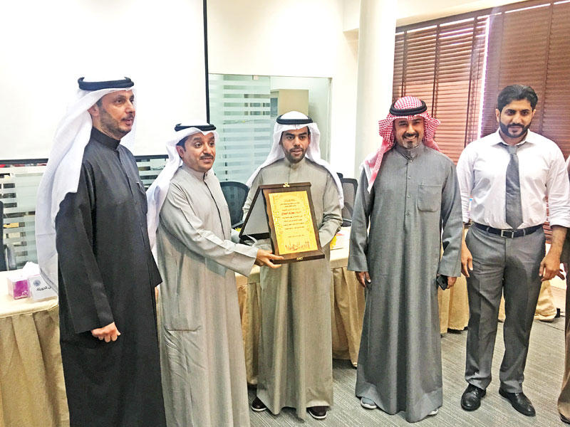 أعضاء الفريق يكرمون البداح