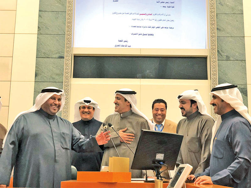 السبيعي والعتيبي خلال إجرائهما «بروفة» استجواب الصبيح في المجلس أمس (تصوير عبدالله الخلف)