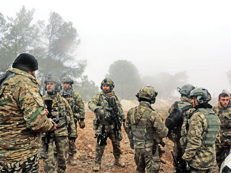 تجمع لجنود أتراك في منطقة جبل برسايا شمال مدينة أعزاز أمس  (أ ف ب)