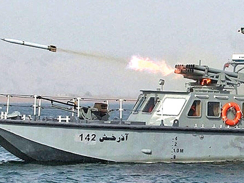 زورق إيراني يطلق صاروخاً خلال مناورات ببحر عمان أمس (فارس)