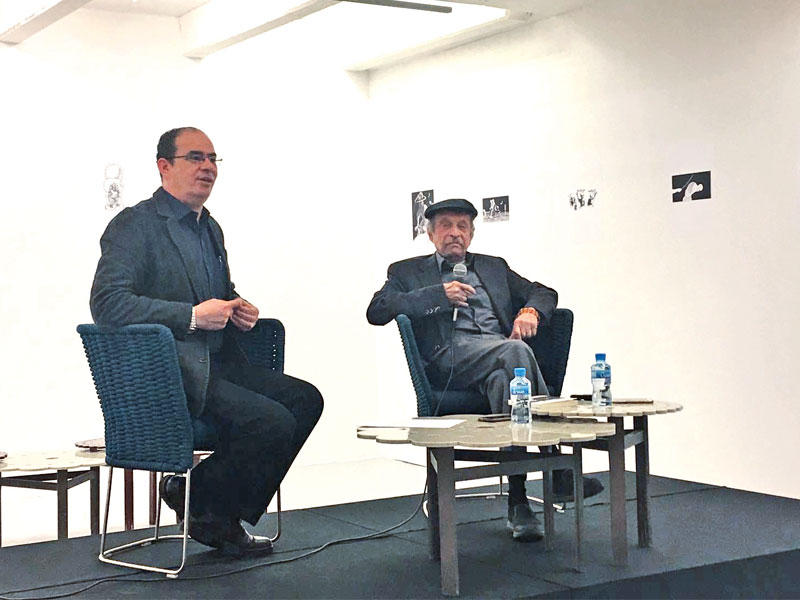 إسماعيل فهد متحدثاً بحضور إبراهيم فرغلي