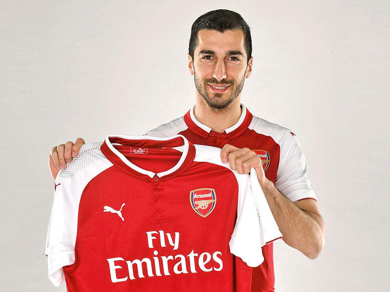 مخيتاريان يحمل قميص أرسنال بعد توقيع عقده