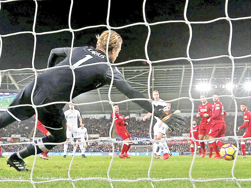 الفي ماوسون لاعب سوانزي يحرز هدفه في مرمى ليفربول