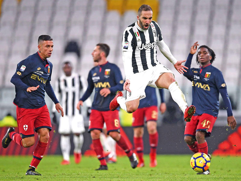 هيغواين نجم يوفنتوس خلال مواجهة جنوى