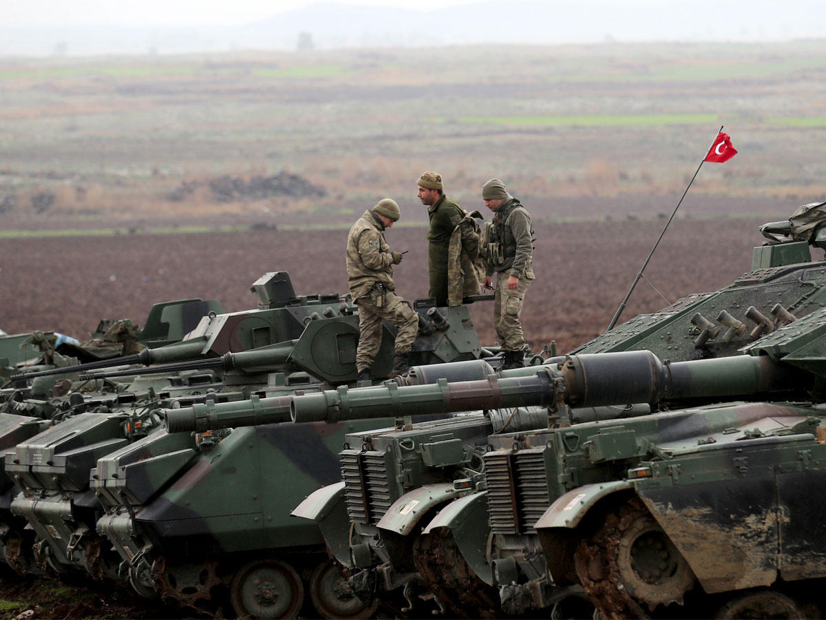 دبابات الجيش التركي وناقلات الجنود المدرعة بالقرب من الحدود التركية السورية