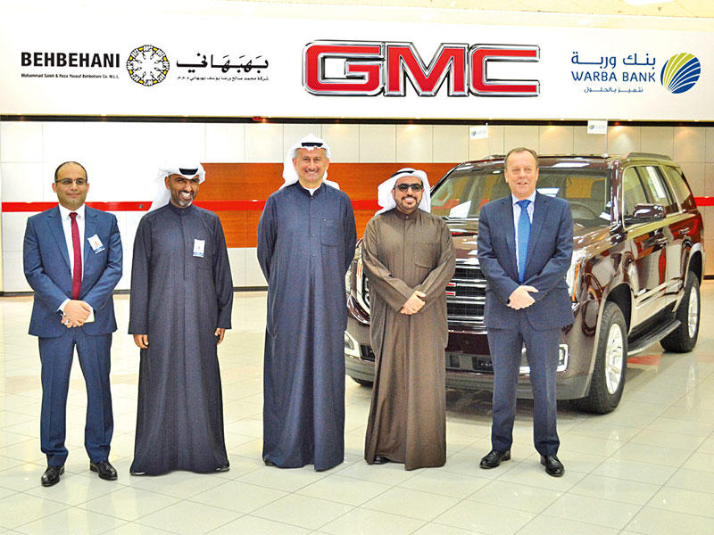 الغانم وبهبهاني في لقطة جماعية عقب توقيع العقد