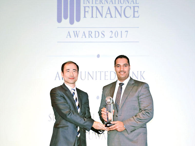 عبدالله اللنقاوي يتسلم الجائزة نيابة عن البنك